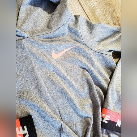 Nike DRI-FIT pullover, hooded, cropped long sleeve workout top. Sizes 2T, 4T - Picture 14 of 16